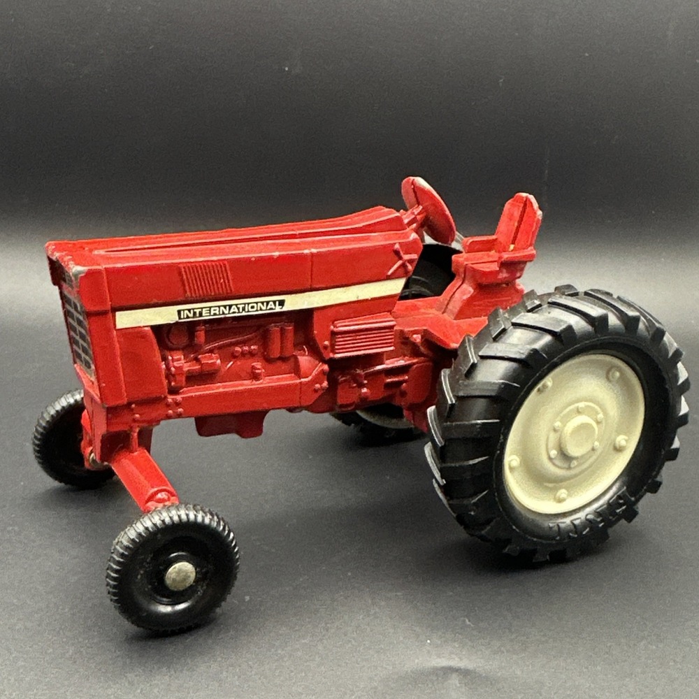 Ertl Red International Harvester IH Tractor Vintage Collectible‎ 5 Inches Long